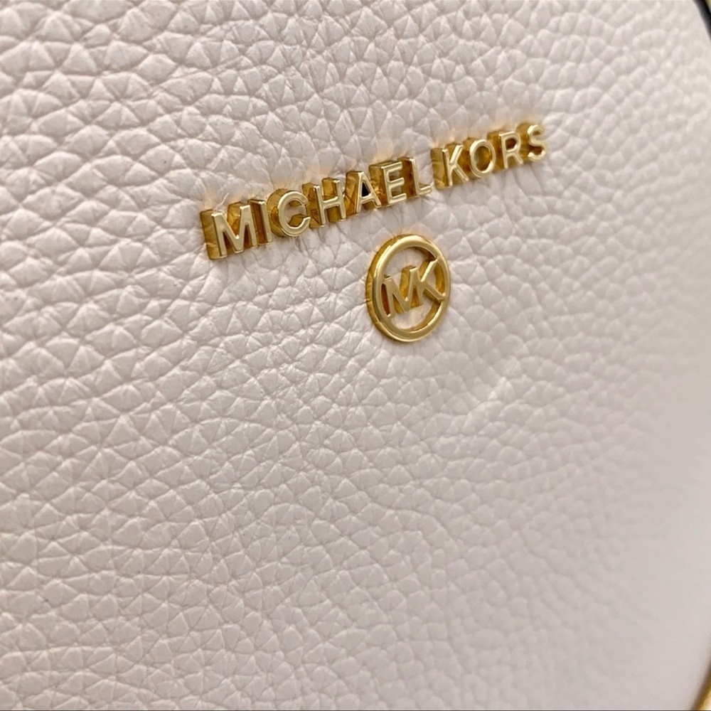 Michael Kors Women's Valerie Medium Pebbled Leather Backpack
Light Cream 
NWT - Picture 16 of 16